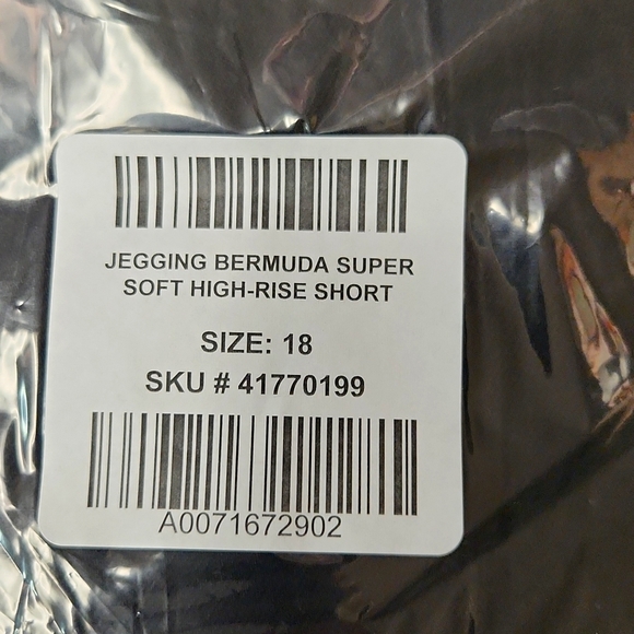 ❤️NWT VINTAGE TORRID BERMUDA JEGGING JEAN SHORTS -  SUPER SOFT STRETCH DENIM - Picture 4 of 14